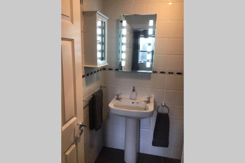 Waterfront Apartment Completely Refurbished 웨스트포트 외부 사진